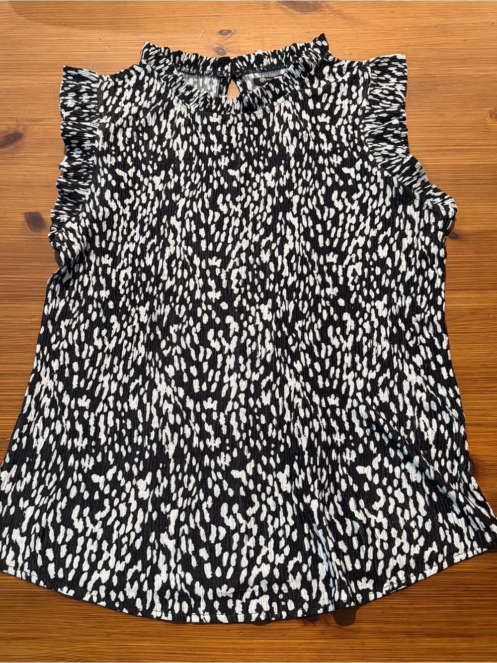 NWT Versona Black & White Sleeveless Blouse - Small